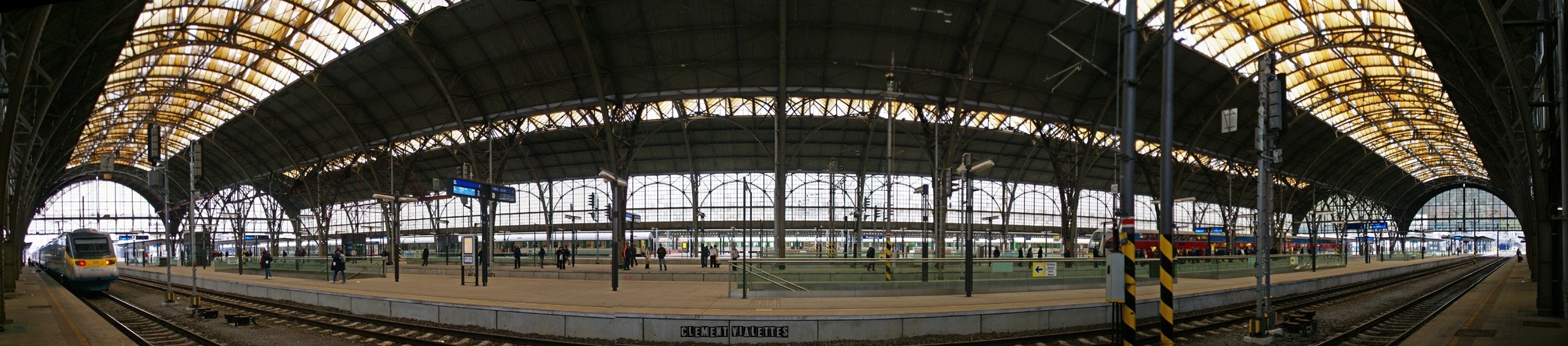 2010-03-prague-transports-gare-hvlani-panoramique-quai-(Nadrazi).jpg
